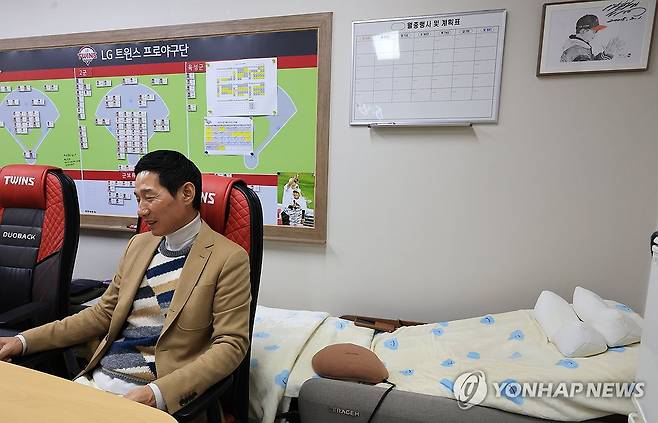 인터뷰하는 LG트윈스 염경엽 감독 (서울=연합뉴스) 최재구 기자 = LG 트윈스를 두 차례 통합우승으로 이끈 사령탑 염경엽 감독이 12일 서울 잠실야구장 감독실에서 연합뉴스와 인터뷰하고 있다. 감독실 구석에 1인용 침대가 놓여 있다. 2025.11.12 jjaeck9@yna.co.kr
