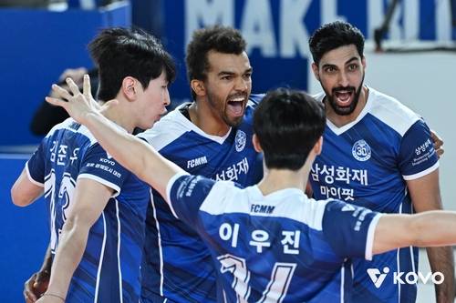 득점 후 기뻐하는 삼성화재 선수들 [한국배구연맹 제공. 재판매 및 DB 금지]