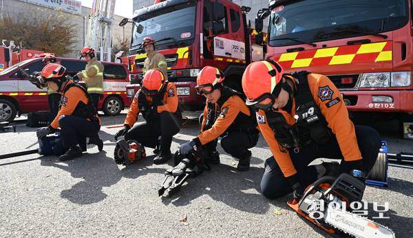 소방의 날인 지난 9일 오후 평택시 신장동 송탄소방서에서 소방대원들이 장비를 점검하고 있다. 소방의 날은 국민에게 화재에 대한 경각심을 높이고 화재를 사전에 예방하여 국민의 생명과 재산을 보호하기 위해 제정된 기념일이다. 2025.11.9 /최은성기자 ces7198@kyeongin.com