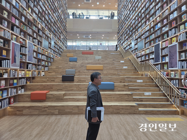 13일 신긍우 송도국제도서관장이 도서관 시설 등을 설명하고 있다. 2025.11.13 /정운기자 jw33@kyeongin.com