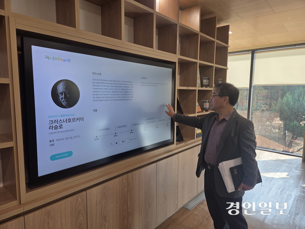 13일 신긍우 송도국제도서관장이 도서관 시설 등을 설명하고 있다. 2025.11.13 /정운기자 jw33@kyeongin.com