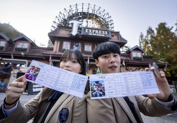삼성물산 리조트부문 에버랜드가 2026학년도 대학수학능력시험 수험생들을 응원하는 특별 이벤트를 진행한다고 6일 밝혔다. 모델들이 티익스프레스 앞에서 에버랜드 수능 수험생 응원 특별 이벤트를 소개하고 있다. 2025.11.6 /연합뉴스