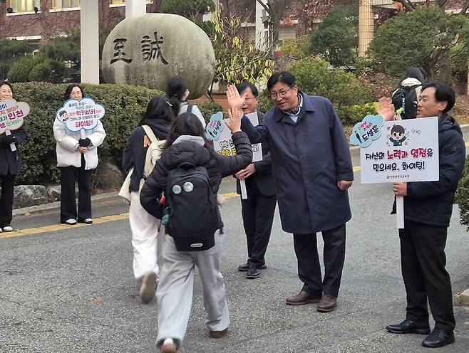 ▲ 13일 오전 2026학년도 대학수학능력시험이 실시되는 인천 연수구 연수여자고등학교에 도성훈 인천시교육감이 수험생을 응원하고 있다. /안지섭 기자 ajs@incheonilbo.com