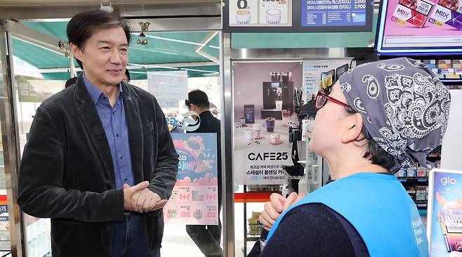 ▲ 13일 인천 미추홀구 소재 한 편의점을 찾은 조국 조국혁신당 당대표 후보가 지역 소상공인 당원과 대화를 하고 있다. /이재민 기자 leejm@incheonilbo.com