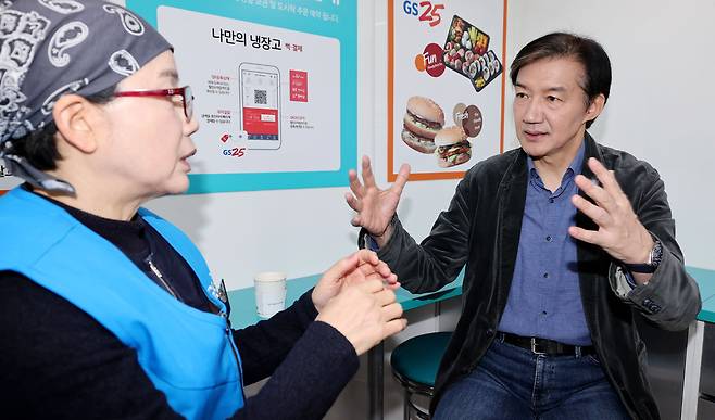 ▲ 13일 인천 미추홀구 소재 한 편의점을 찾은 조국 조국혁신당 당대표 후보가 지역 소상공인 당원과 대화를 하고 있다. /이재민 기자 leejm@incheonilbo.com