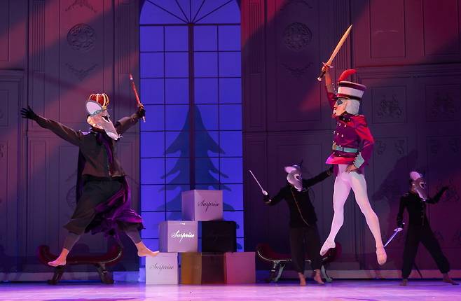 ▲ 명작 발레 '호두까기 인형' 중 호두까기 인형과 생쥐 왕의 실감 나는 전투 장면. /사진제공=수원문화재단