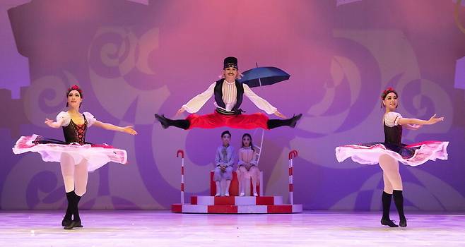 ▲&nbsp;명작 발레 '호두까기 인형' 중 과자나라에서 각국의 전통 무용 장면. /사진제공=수원문화재단