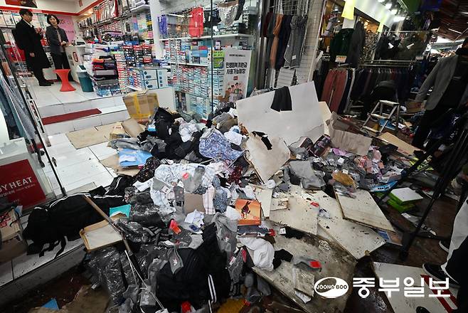 13일 오후 부천시 오정구 부천제일시장에서 A씨가 몰던 1톤 트럭이 시장내부로 돌진하는 사고가 발생한 가운데 사고 현장이 처참한 모습을 보이고 있다. 이 사고로 인해 심정지 2명, 9명 중상 등 20여명의 사상자가 발생했다. 김경민기자