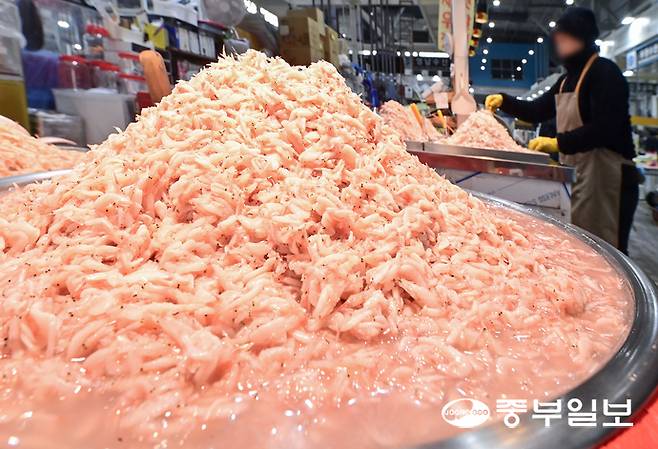 김장철을 맞아 좋은 새우젓을 고르는 법에 대한 관심이 늘어난 가운데 13일 오전 수원시 권선구 농수산물도매시장에서 한 상인이 새우젓을 쌓고 있다. 임채운기자