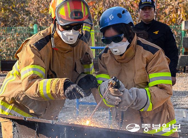 13일 오후 용인시 경기소방학교 붕괴사고훈련장에서 진행된 천공파괴 훈련 및 체험에 참가한 중부일보 강민희 인턴기자가 금속 절단 훈련 체험을 하고 있다. 임채운기자