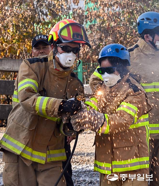 13일 오후 용인시 경기소방학교 붕괴사고훈련장에서 진행된 천공파괴 훈련 및 체험에 참가한 중부일보 강민희 인턴기자가 금속 절단 훈련 체험을 하고 있다. 임채운기자