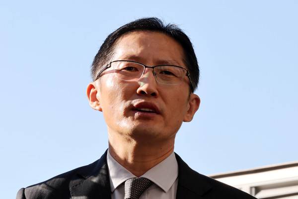 ​청산가리&nbsp;막걸리 사건의 피고인 부녀가 사건 발생 16년 만에 재심에서 무죄를 선고받은 28일 오후 광주 동구 광주고등법원 앞에서 부녀 측 법률대리인 박준영 변호사가 소회를 밝히고 있다.&nbsp;2025.10.28 [사진=연합뉴스]