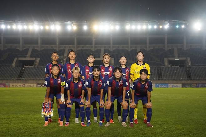 12일 미얀마 앙곤 투완나 스타디움에서 열린 2025~2026 아시아축구연맹(AFC) 여자 챔피언스리그(AWCL) 조별리그 C조 2차전 북한의 내고향여자축구단과의 경기에 출전한 수원FC위민 선수단이 경기 전 기념사진을 찍고 있다.