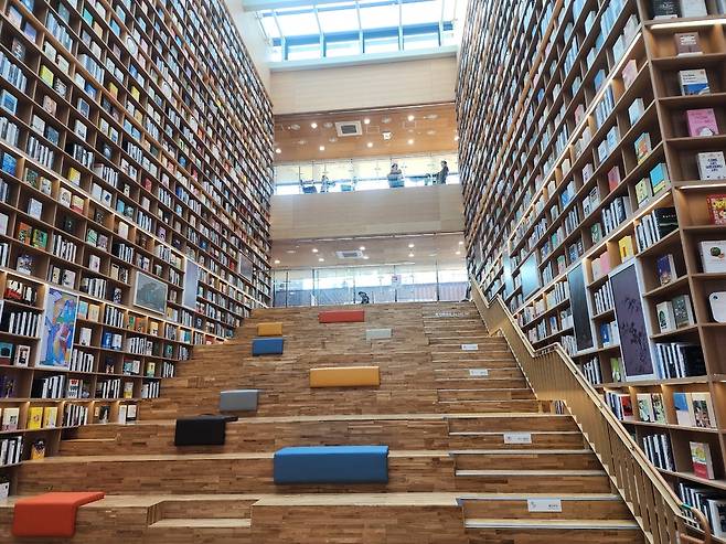 13일 오전 방문한 송도국제도서관 내부 전경.