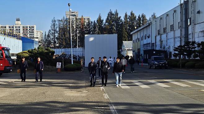 13일 오전 광주 광산구 금호타이어 광주공장에서 '광주공장 가동 조합원 설명회'가 열렸다. 사진은 금호타이어 광주공장 근로자들이 설명회가 열린 회의장으로 향하고 있는 모습. /박준호 기자 bjh@namdonews.com