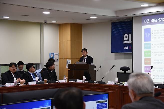 남혁모 과학기술정보통신부 첨단바이오기술과장이 13일 서울 여의도 국회의원회관에서 열린 '의료 AI·마이크로로봇 융합기술 포럼'에서 '첨단 바이오 분야 정부 정책 방향'을 주제로 발표하고 있다. /마이크로의료로봇연구원 제공