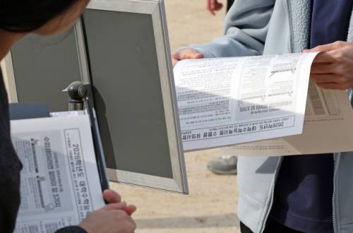 2026학년도 대학수학능력시험을 하루 앞둔 12일 오후 대전시 유성구 구암동 수능 제27지구 17시험장인 유성고등학교에서 수험생이 시험 유의사항을 확인하고 있다. 연합뉴스