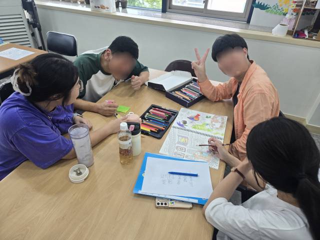 지난 9월 19일 찾은 대구 한 주간활동센터. 발달장애인들이 그림을 그리고 예체능 활동을 하는 모습. 대구시장애인권익협회 제공