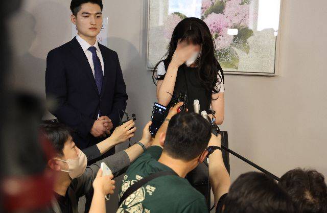 2023년 6월 부산 연제구 부산고등법원에서 열린 ‘부산 돌려차기 사건’ 항소심에서 피해자가 인터뷰를 하며 눈물을 흘리고 있다. 부산일보DB