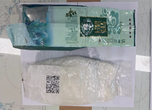 지난 10월24일 오전 제주시 애월읍 해안가에서 중국산 차(茶) 포장지에 싸인 채 발견된 케타민. 사진 제공=제주지방해양경찰청