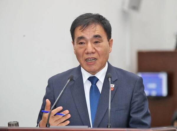 13일 도정질문을 하고 있는 양영식 의원.