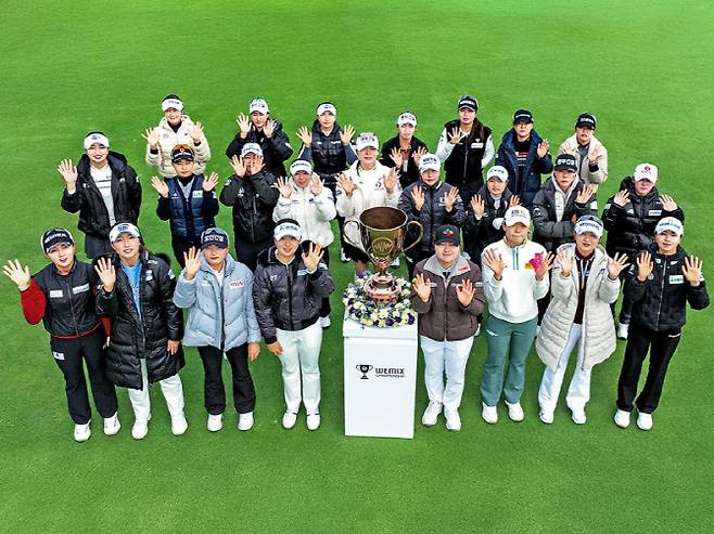 15일 경북 경주시 마우나오션 컨트리클럽에서 개막하는 위믹스 챔피언십 출전 선수 24명이 모두 모여 선전을 다짐하고 있다. (사진=위믹스 챔피언십)