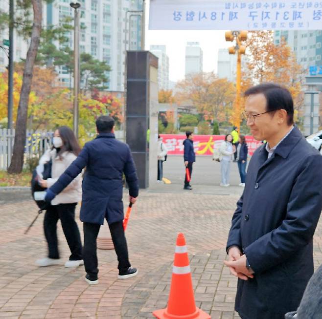 임태희 경기도교육감이 13일 성남 보평고등학교 앞에서 수능 시험장에 들어가는 학생들을 응원하고 있다.(사진=임태희 경기도교육감 페이스북)