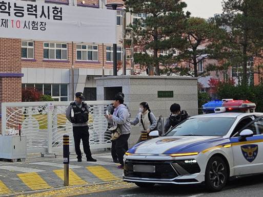 2026학년도 대학수학능력시험날인 13일 오전 인천 부평구 부평고등학교 교문에서 한 수험생이 입실 마감 직전 순찰차에서 내려 급히 시험장으로 들어가고 있다. (사진=연합뉴스)