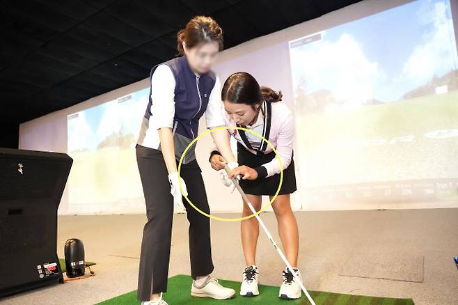 이미향이 지난달 21일 서울 영등포구의 콘래드 서울 호텔에서 열린 콘래드 서울·미즈노 골프 VIP 고객 초청 행사에서 아마추어 골퍼를 상대로 그립 잡는 법을 알려주고 있다.(사진=미즈노골프 제공)