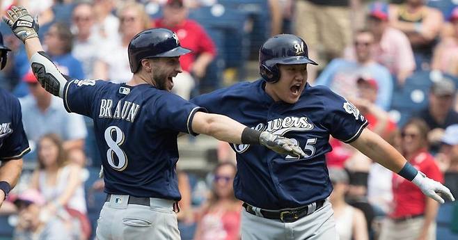 (최지만이 2018년 메이저리그 개막전에서 9회 대타로 2루타를 치고, 득점까지 올린 뒤 기쁨을 만끽하고 있다)