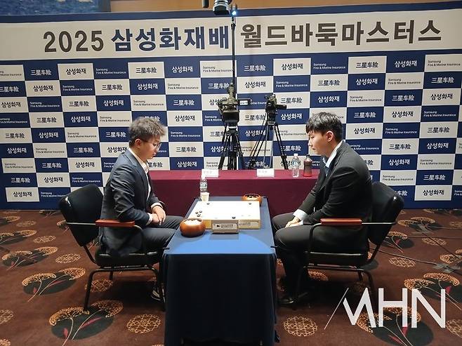 박정환 9단(오른쪽)과 양딩신 9단이 대국을 벌이고 있다.(사진 제주에서 MHN 엄민용 선임기자)