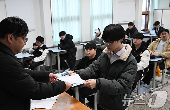 2025학년도 대학수학능력시험(수능) 성적표가 배부된 6일 서울 종로구 동성고등학교에서 학생들이 성적표를 받고 있다. 2024.12.6/뉴스1 ⓒ News1 사진공동취재단