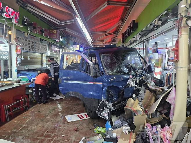 13일 오전 10시 55분쯤 경기 부천 오정구 원종동 제일시장에서 A 씨가 몰던 1톤 트럭이 돌진하는 사고가 발생했다. 이 사고로 인해 길을 가던 2명이 심정지 상태로 발견됐다. 또 5명이 크게 다쳐 출동한 119 구급대에 의해 병원으로 옮겨졌다. (경기 부천소방서 제공. 재판매 및 DB금지) 2025.11.13/뉴스1