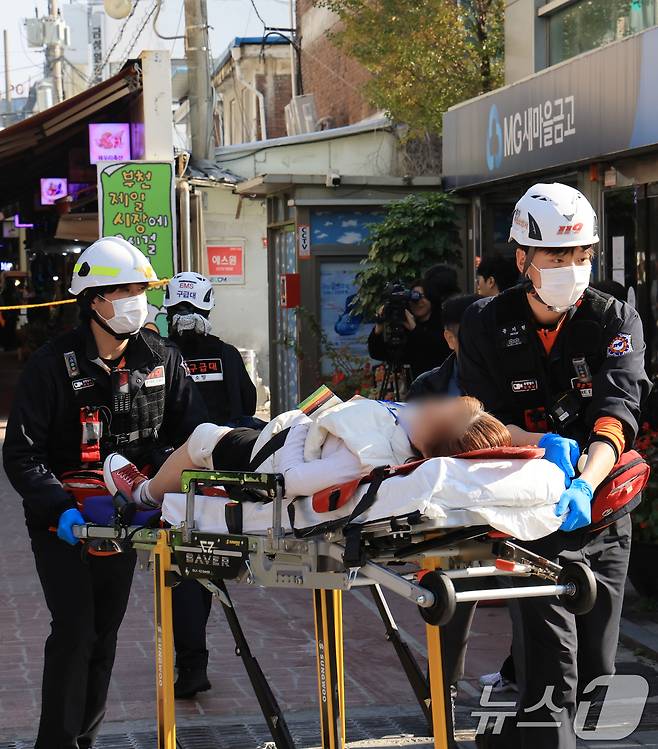 13일 오전 10시 55분쯤 경기 부천 오정구 원종동 제일시장에서 A 씨가 몰던 1톤 트럭이 돌진하는 사고가 발생해 현장에 출동한 구급대원들이 부상자을 이송하고 있다. 2025.11.13/뉴스1 ⓒ News1 이호윤 기자