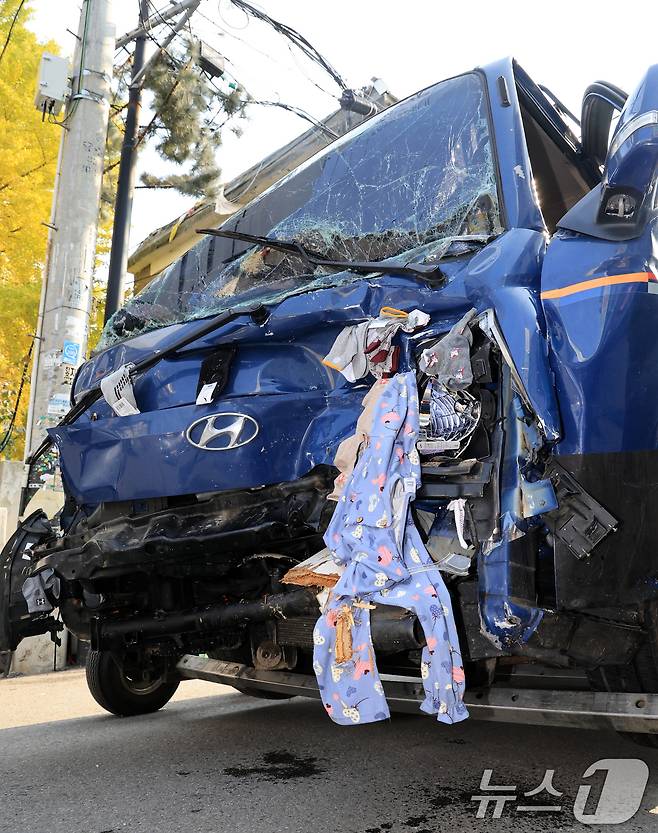 13일 경기 부천 오정구 원종동 제일시장에서 A 씨가 몰던 1톤 트럭이 돌진하는 사고가 발생해 경찰 관계자들이 사고차량을 수습하고 있다. 2025.11.13/뉴스1 ⓒ News1 이호윤 기자