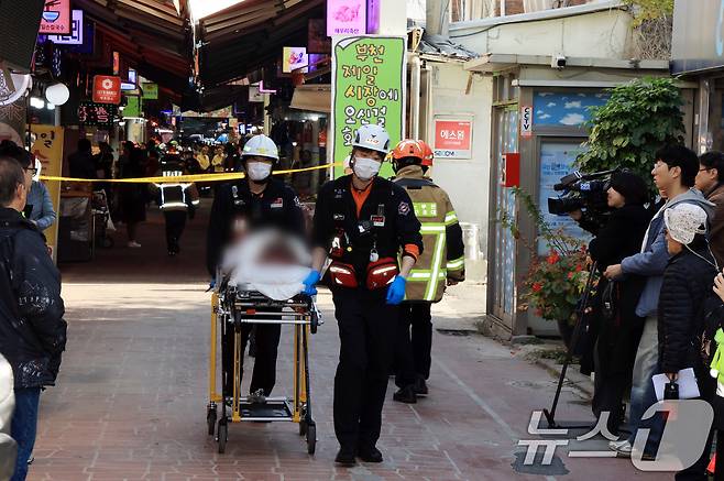 13일 경기 부천 오정구 원종동 제일시장에서 A 씨가 몰던 1톤 트럭이 돌진하는 사고가 발생해 소방 관계자들이 피해입은 시민들을 구조하고 있다. 2025.11.13/뉴스1 ⓒ News1 이호윤 기자