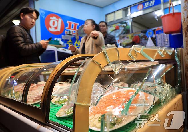 13일 경기 부천 오정구 원종동 제일시장에서 A 씨가 몰던 1톤 트럭이 돌진하는 사고가 발생해 피해입은 상인들이 인터뷰를 하고 있다. 2025.11.13/뉴스1 ⓒ News1 이호윤 기자