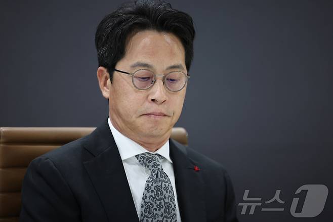 조좌진 롯데카드 대표이사가 19일 오후 서울 종로구 롯데카드 본사에서 열린 '국회 과학기술정보방송통신위원회(과방위)의 대규모 해킹 피해 롯데카드 현장조사'에서 생각에 잠겨 있다. 2025.9.19/뉴스1 ⓒ News1 황기선 기자