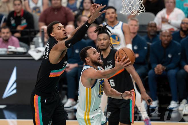 NBA 골든스테이트 커리(가운데)가 13일(한국시간) 샌안토니오와 경기에서 슛을 시도하고 있다. ⓒ 로이터=뉴스1