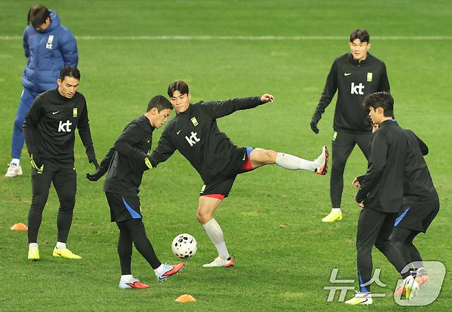 축구 국가대표팀이 13일 대전 유성구 대전월드컵경기장에서 볼리비아 국가대표팀과 친선경기를 앞두고 훈련을 하고 있다. 대한민국 축구 국가대표팀과 볼리비아의 친선경기는 14일 오후 8시 대전월드컵경기장에서 열린다. 2025.11.13/뉴스1 ⓒ News1 김기태 기자