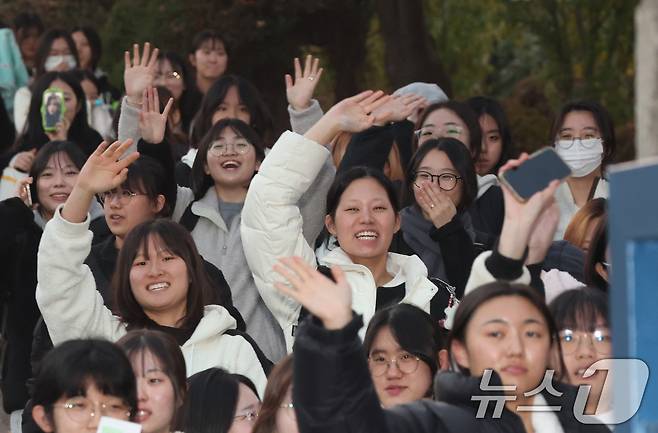 2026학년도 대학수학능력시험일인 13일 오후 경기도교육청 제30지구 제20시험장인 수원시 팔달구 영복여자고등학교에서 수험생들이 시험을 마치고 나오고 있다. 2025.11.13/뉴스1 ⓒ News1 김영운 기자