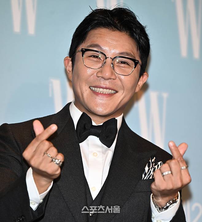 지난달 열렸던 패션 매거진 더블유 코리아(W Korea) 주최 ‘Love Your W 2025’ 행사에서 조세호가 포토월을 소화하고 있다. 이주상기자 rainbow@sportsseoul.com