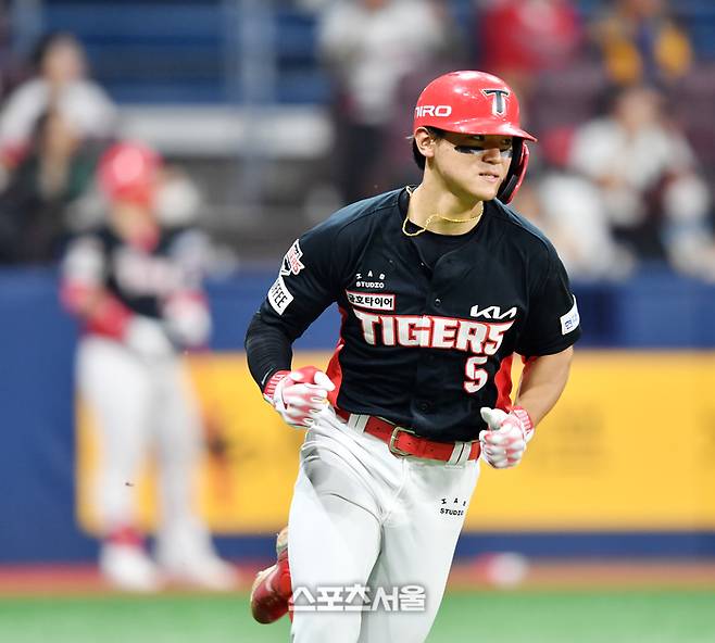 KIA 김도영이 25일 서울 고척스카이돔에서 열린 2024 KBO리그 키움전에서 5회초 선두타자로 나와 김선기를 상대로 130m짜리 중월1점홈런을 터트린 후 홈인하고 있다. 사진 | 스포츠서울DB