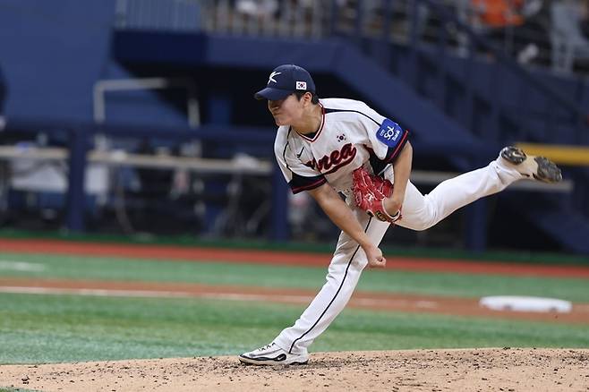 야구대표팀 김택연이 8일 고척스카이돔에서 열린 2025 K-베이스볼 시리즈 체코와 평가전 첫 번째 경기에서 역투하고 있다. 사진 | KBO