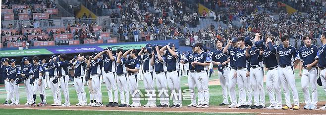 야구 대표팀이 9일 서울 고척 스카이돔에서 열린 ‘2025 K-베이스볼 시리즈’ 체코와 2차전 경기 후 관중에 인사를 하고 있다. 고척 | 최승섭 기자 thunder@sportsseoul.com
