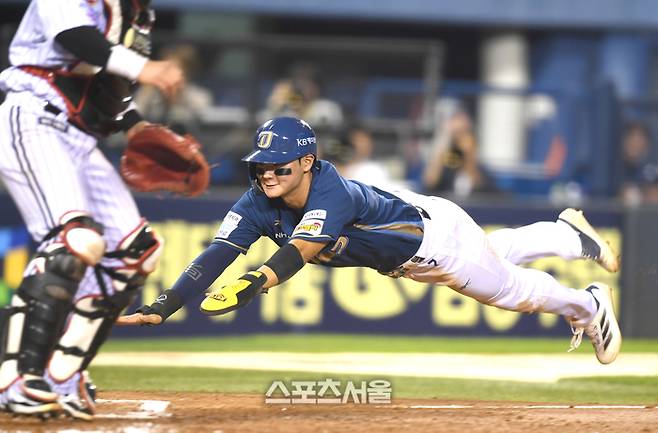 NC 김주원이 1일 서울 잠실구장에서 열린 2025 KBO리그 LG와 경기 8회초 1사만루 데이비슨 희생타 때 홈으로 쇄도하고 있다. 잠실 | 최승섭 기자 thunder@sportsseoul.com