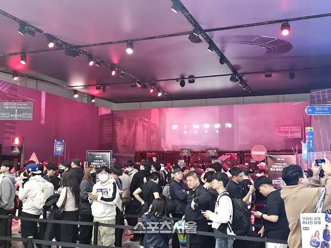 관람객들이 13일 부산 벡스코에서 열린 2025 지스타 행사에서 엔씨 신작 ‘신더시티’ 시연을 위해 기다리고 있다. 벡스코 | 강윤식 기자 skywalker@sportsseoul.com