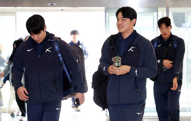 야구대표팀 원태인과 문동주가 12일 서울 강서구 김포국제공항을 통해 일본 도쿄로 출국하고 있다. 사진 | 김포국제공항=연합뉴스