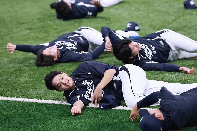 K-베이스볼 시리즈 한국과 체코의 국가대표 평가전을 하루 앞둔 7일 서울 고척스카이돔에서 한국 대표팀 문동주 등 선수들이 훈련하고 있다. 사진 | 고척=연합뉴스