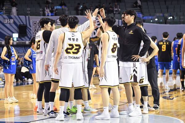 LG 세이커스는 12일 서울 송파구에 위치한 잠실실내체육관에서 열린 2025~2026 LG전자 남자프로농구(KBL) 정규리그 2라운드에서 서울 삼성과 맞붙어 95-83으로 승리했다. 이날 승리 후 LG 선수단이 세리머니를 펼치고 있다. /사진=KBL